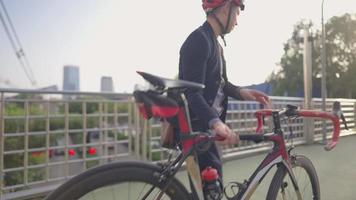 uomo d'affari in forma forte in abiti formali che porta la sua bicicletta sul posto di lavoro, ciclista intelligente e bello che viaggia con mezzi di trasporto sostenibili e vive uno stile di vita sano, salva il trasporto ambientale del pianeta video