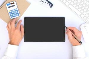 la pantalla de la tableta en blanco mientras se escribe en un teclado, así como una maqueta de pantalla para una mayor personalización, se puede utilizar para una variedad de propósitos. área para copiar foto