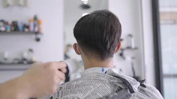 ein professioneller hipster-friseur, der mit bürstenreinigung kleine haare um den hals des kunden entfernt, modisches haardesign, profitable fähigkeiten und kleine unternehmen, menschen und persönlichen stil video