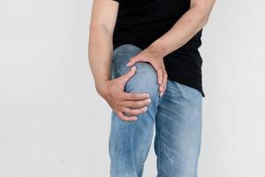 dolor de rodilla hombres que sufren dolor de rodilla por sudoración o sobreesfuerzo, concepto médico y sanitario. foto