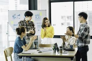 empresarios asiáticos que se encuentran con el concepto de trabajo en equipo de comunicación corporativa. foto