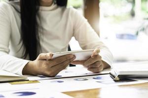 mujer que usa un dispositivo moderno para teléfonos inteligentes, manos femeninas que escriben mensajes de texto a través de un teléfono celular, concepto de redes sociales foto