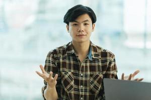 joven gerente asiático escuchando las explicaciones de su colega. foto