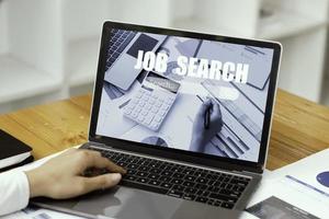 mujer que usa una computadora portátil para el concepto de búsqueda de empleo, encuentra tu carrera, mujer que mira el sitio web en línea foto