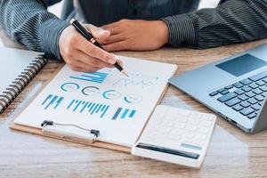 vista de cerca de las manos del tenedor de libros o del inspector financiero haciendo informes, calculando o comprobando el saldo. finanzas domésticas, inversión, economía, ahorro de dinero o concepto de seguro. foto