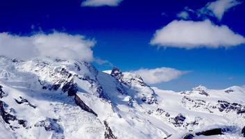 montañas nevadas de los alpes en suiza, europa foto