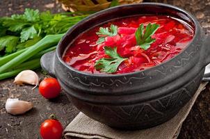 Borsch vegetal ucraniano tradicional ruso en el fondo de madera vieja foto