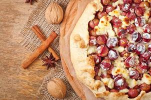 galette con uvas y queso espolvoreado con azúcar en polvo foto