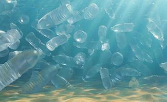 abundancia de botellas de plástico en el agua foto