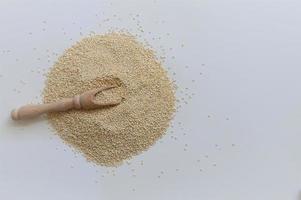 semilla de quinua para una nutrición saludable con una cuchara sobre un fondo blanco foto