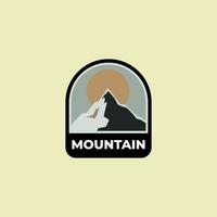 diseño de vector de logotipo de insignia de montaña