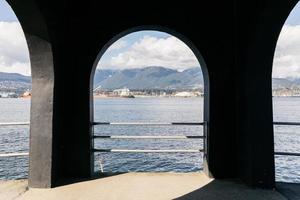 vista al mar a través de un arco foto