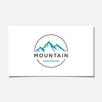 diseño de logotipo de montaña en círculo vector