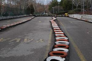 zona de pista de karting llantas coloridas diversión adrenalina foto