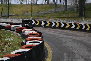 zona de pista de karting llantas coloridas diversión adrenalina foto