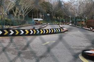 karting trenzas de alambre zona de pista coloridas llantas diversión adrenalina foto