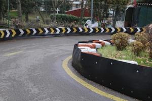 zona de pista de karting llantas coloridas diversión adrenalina foto