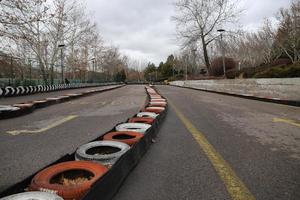 zona de pista de karting llantas coloridas diversión adrenalina foto