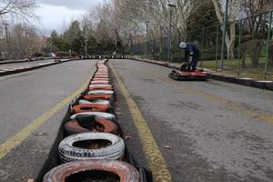 zona de pista de karting llantas coloridas diversión adrenalina foto