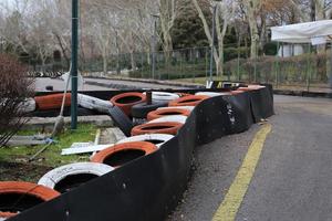 zona de pista de karting llantas coloridas diversión adrenalina foto