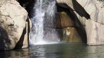 pedra e cachoeira video