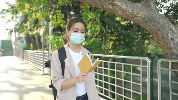 jovem garota relaxante andando pelo viaduto natural da cidade, adolescente feminina alegre olhando e lendo em sua ficção ou literatura favorita, hobby e estilo de vida diário, objeto sustentável ambiental video