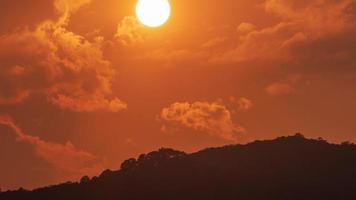 timelapse do pôr do sol dramático com céu laranja em um dia ensolarado. video