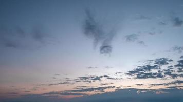 el crepúsculo y el cielo del amanecer con un lapso de tiempo de nubes cumulus en una grabación matutina de 4k. video