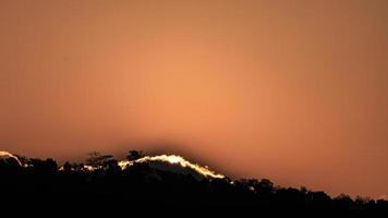 hermoso sol claro y grande al amanecer o al atardecer, nube y cielo naturaleza paisaje escena. video