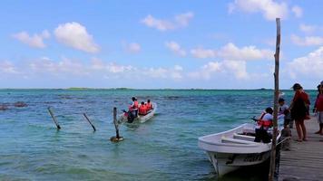 tulum messico 02. febbraio 2022 muyil laguna vista panoramica gita in barca nella giungla tropicale messico. video