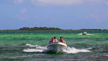 tulum mexiko 02. februar 2022 muyil lagune panoramablick bootsfahrt im tropischen dschungel mexiko. video