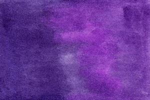 Fondo de acuarela violeta con manchas, puntos, círculos borrosos foto