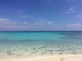 mar turquesa de andaman en tailandia foto