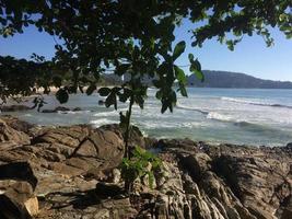 una magnífica playa paradisíaca en tailandia en la isla de phuket foto