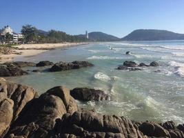 una magnífica playa paradisíaca en tailandia en la isla de phuket foto