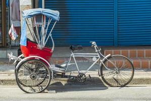 Vieja bicicleta rickshaw rikshaw trishaw en don mueang bangkok tailandia. foto