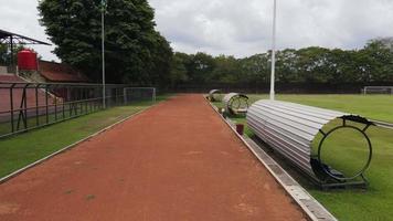 tiro de drone aéreo de uma pista de corrida. tiro de drone aéreo de uma pista de corrida vermelha. video