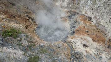 vista aérea del cráter sikidang con el fondo de vapor de azufre saliendo del pantano de azufre. video