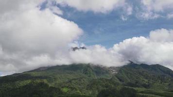 vue aérienne de la montagne merapi active avec un ciel clair en indonésie video