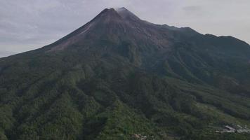 vue aérienne en accéléré de la montagne merapi en indonésie