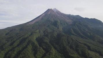 vista aérea de la montaña merapi activa con cielo despejado en indonesia