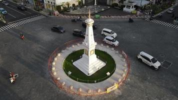 vista aérea do marco de tugu yogyakarta com tráfego ocupado video