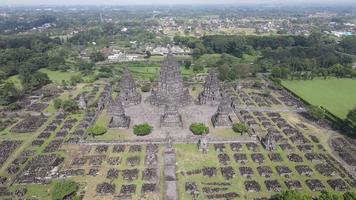 vista aérea templo hindú prambanan en yogyakarta, indonesia. video