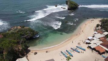 vue aérienne de la plage tropicale de gunung kidul en indonésie video