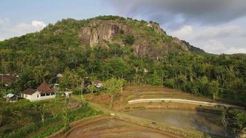 luchtfoto van kliffen gunung api purba in yogyakarta, indonesië. video