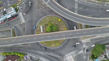 vista aérea superior do viaduto cruza com carro na indonésia