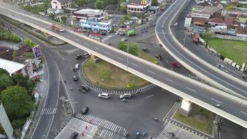 Vista superior aérea de la intersección del paso elevado con el coche en Indonesia