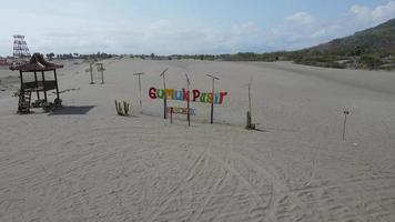 vista aérea del cartel del parque gumuk pasir en yogyakarta. video