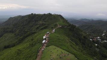 vista aérea de la plantación de té en kemuning, indonesia con fondo de montaña lawu video