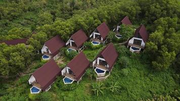 vue aérienne de belle villa isolée avec petite piscine au milieu d'une forêt